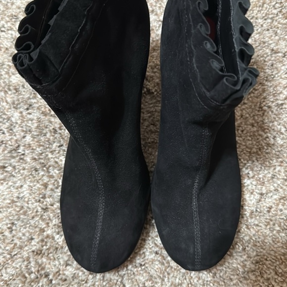 NWOB Aerosoles Black Suede Ankle Boots With Ruffle Detail - Picture 4 of 7